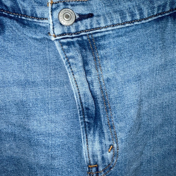 Abercrombie & Fitch Ultra High Rise 90s Slim Straight Jean - Picture 3 of 15